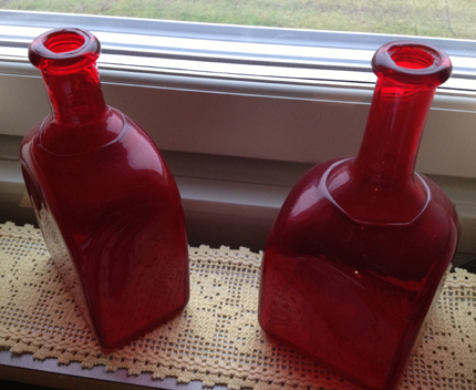 Röda glasflaskor