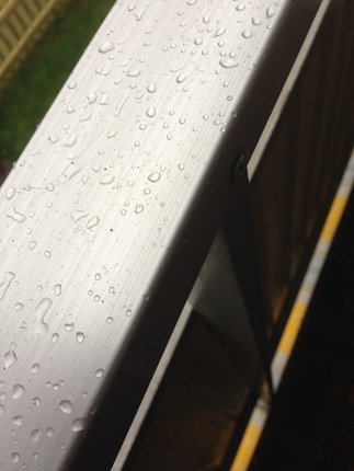 Regn på balkongräcket