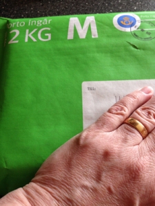 Grönt paket och min hand